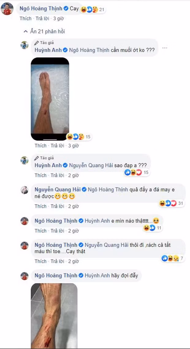 Cô bé Huỳnh Anh trêu chọc đối thủ của Quang Hải. Ảnh: internet.