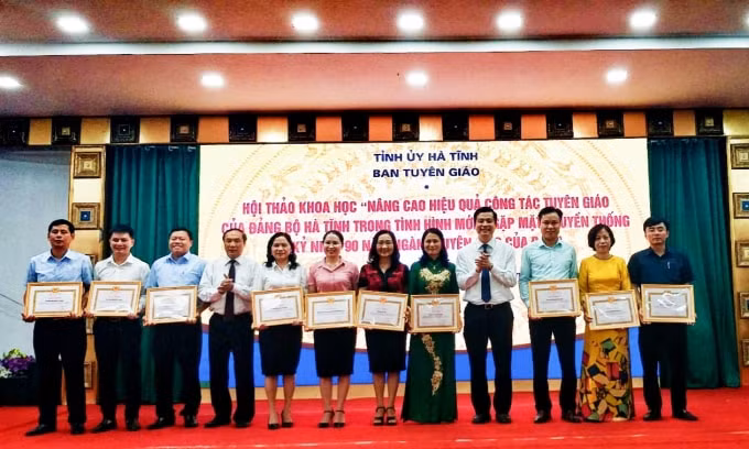 Khen thưởng cho các tập thể, cá nhân có thành tích xuất sắc trong cuộc thi “Tìm hiểu 90 năm Ngày truyền thống ngành Tuyên giáo của Đảng”.