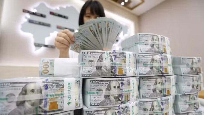 Đồng USD lao dốc. Ảnh: TL,