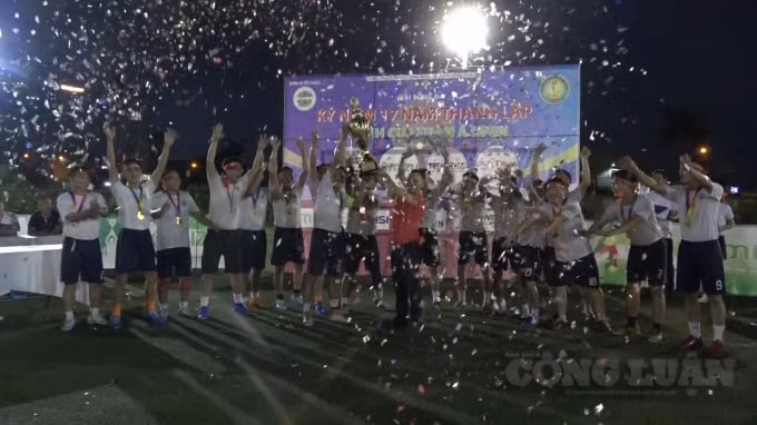 Giây phút thăng hoa của Đội bóng Toàn Á đã giành chiến thắng trở thành nhà vô địch giải bóng đá Cúp “Toàn Á Open 2020”.