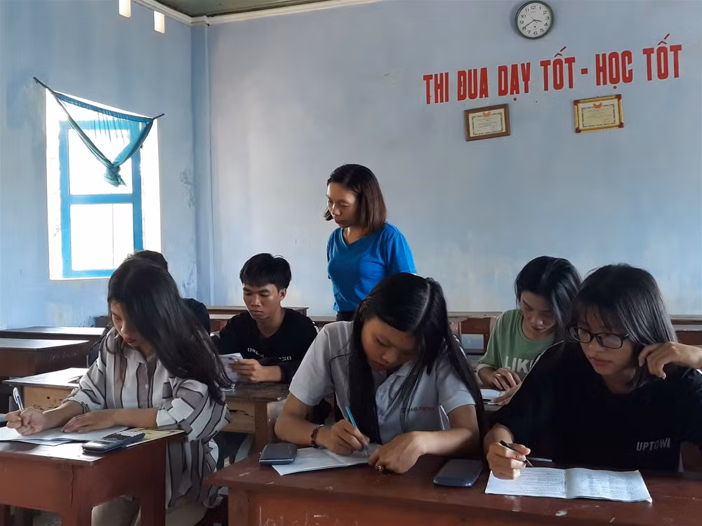 Lớp học ôn cho HS lớp 12 tại trường THPT Lý Sơn - Quảng Ngãi vẫn học bình thường. Ảnh: internet.