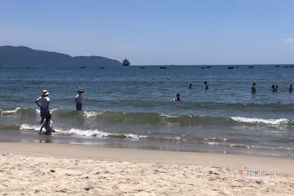 Bãi biển Mỹ Khê vắng khách mặc dù đag là thời điểm cuối tuần. Ảnh: vietnamnet.