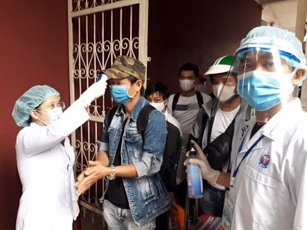 TP Hà Nội yêu cầu các cơ quan, xí nghiệp thực hiện sát khuẩn tay, kiểm tra thân nhiệt. Ảnh minh họa