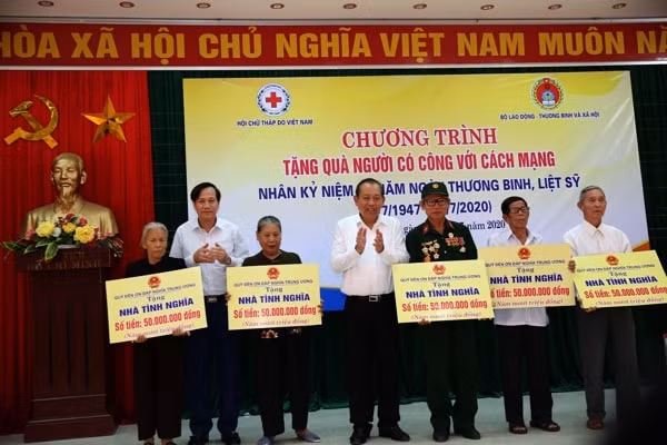 Phó Thủ tướng Thường trực Chính phủ Trương Hòa Bình trao tượng trưng 5 căn nhà tình nghĩa cho các gia đình có công với cách mạng. Ảnh: VGP