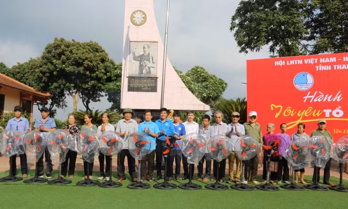 Anh Lê Văn Châu, Phó Bí thư Thường trực Tỉnh đoàn, Chủ tịch Hội LHTN tỉnh tặng quà cho 20 gia đình chính sách của xã Yên Trường, huyện Yên Định.