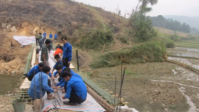 Đoàn viên thanh niên xã Đồng Lương, huyện Lang Chánh, tỉnh Thanh Hoá tham gia làm cầu giao thông nông thôn