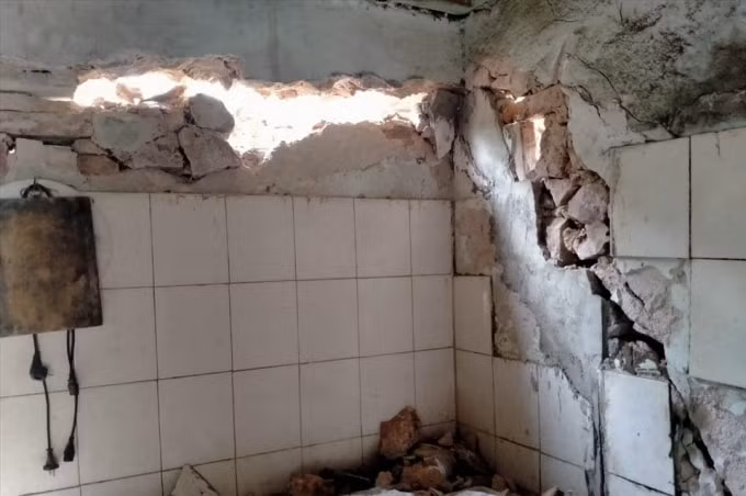 Hậu quả trận động đất tại Mộc Châu, Sơn La khiến nhà dân nứt vỡ nghiêm trọng. Ảnh: TL.