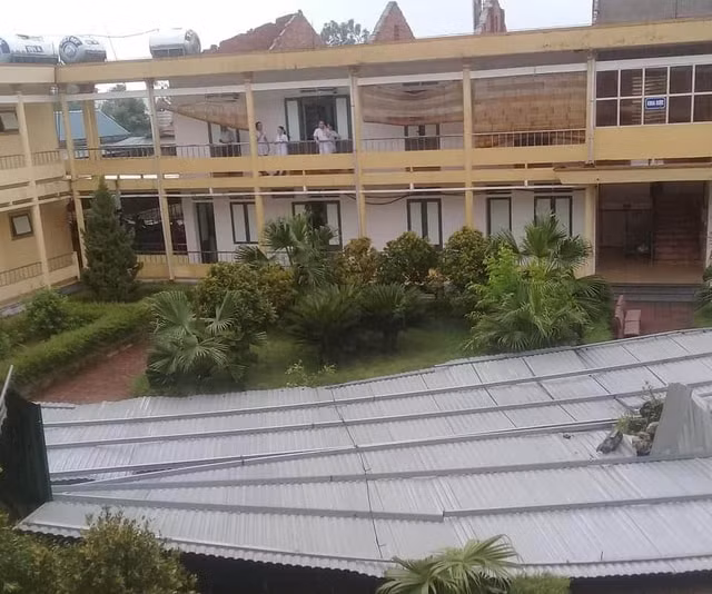Lốc xoáy làm tốc mái hàng trăm m2 mái tôn của bệnh viện. Ảnh: TL.