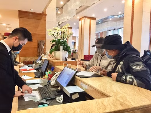 Khách đang ở khách sạn nào thì chủ cơ sở lưu trú đó phải ưu tiên sắp xếp cho du khách. Ảnh: TL.
