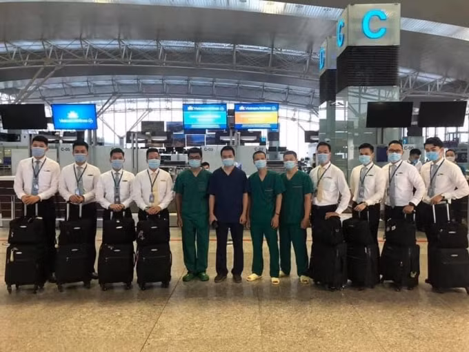 Đội ngũ nhân viên y tế và đoàn bay của Vietnam Airlines thực hiện chuyến bay đặc biệt. Ảnh: TL.