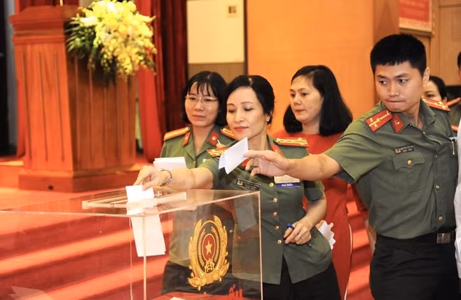 Các đại biểu bỏ phiếu bầu Ban Chấp hành Liên Chi hội Nhà báo Bộ Công an nhiệm kỳ V. Ảnh: Xuân Trường