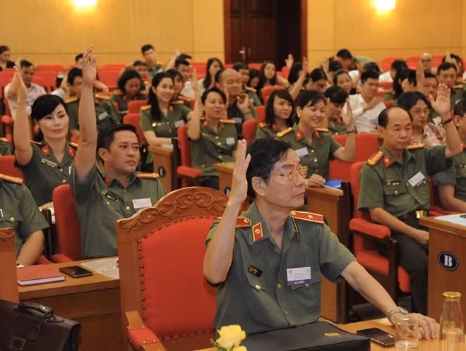 Các đại biểu biểu quyết tại Đại hội đại biểu Liên Chi hội Nhà báo Bộ Công an nhiệm kỳ V. Ảnh: Xuân Trường