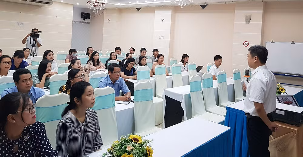 Nhà báo Vũ Thế Cường chia sẻ với các học viên. Ảnh Ngô Chuẩn