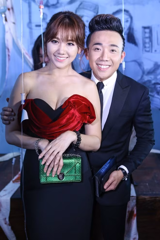 Cũng vì quá ngưỡng mộ chuyện tình 9 năm với Tiến Đạt mà nhiều người đã chỉ trích Hari thay lòng đổi dạ, cô chạy theo chàng MC danh tiếng. Người ta giận giữ hơn khi hình ảnh Hari Won nhí nhảnh ngày nào hoàn toàn thay đổi khi cặp với Trấn Thành. Ăn diện hơn, sexy hơn, và nhiều hàng hiệu hơn….