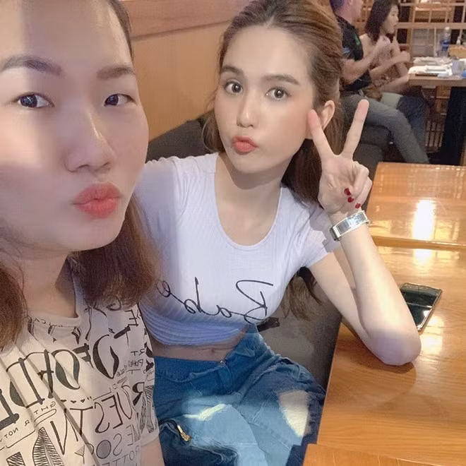 Ngọc Trinh thân thiết bên trợ lý