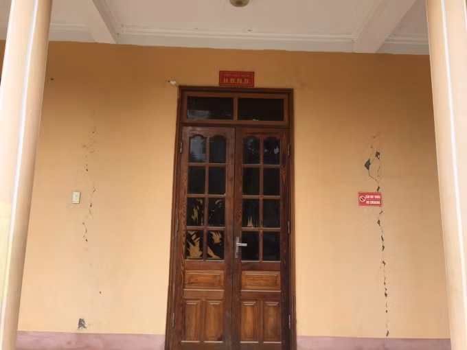 Trụ sở UBND xã bị lún, nứt tường.