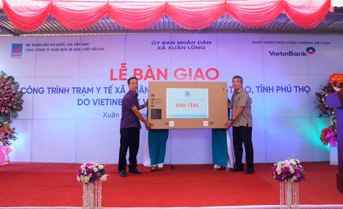 Ông Đỗ Chí Thanh - PTGĐ PVN trao tặng thiết bị cho Trạm y tế.