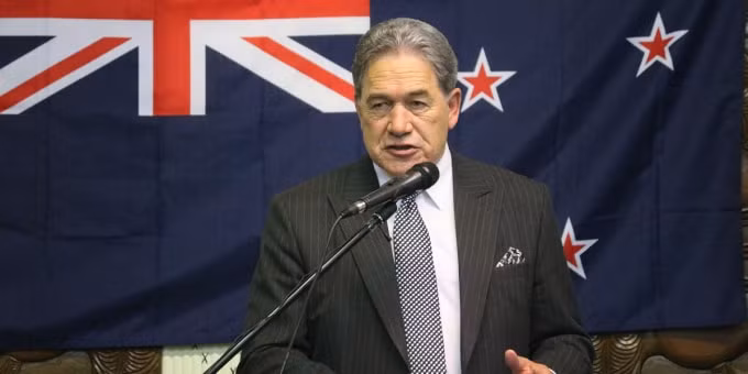 Bộ trưởng Ngoại giao New Zealand Winston Peters tuyên bố nước này quyết định đình chỉ hiệp ước dẫn độ với Hong Kong - Ảnh: Reuters