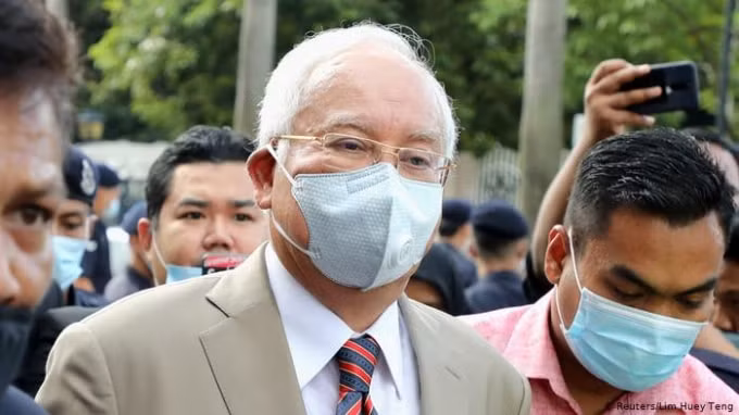 Cựu Thủ tướng Malaysia Najib Razak đã bị kết tội với 7 tội danh và phải đối mặt với hàng chục năm tù - Ảnh: Reuters