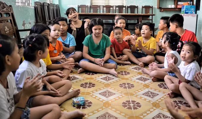 Chị Nguyễn Thị Ánh Thu, một trong những người mẹ nhân hậu ở Làng Thiếu niên Thủ Đức cho biết: Mỗi em nhỏ ở đây đều có hoàn cảnh, số phận và cuộc đời riêng, nhưng chung quy đều là những đứa trẻ bất hạnh khi vừa mới lọt lòng mẹ. “Các con rất ngoan nhưng luôn thiếu thốn tình thương và cả vật chất. Vì vậy, chúng tôi thật sự cảm ơn chương trình Quỹ sữa Vươn cao Việt Nam đã đến đây, san sẻ yêu thương với các con và mang đến cho các con những ly sữa ngọt ngào” - chị Thu tâm sự.