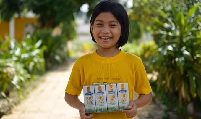 Còn cô bé hay cười Bùi Thị Hồng Trang thì phấn khởi bày tỏ, lớn lên em muốn làm diễn viên điện ảnh. Em rất vui vì được chương trình tặng sữa, em thích uống sữa vì sữa vừa thơm ngon vừa tốt cho sức khỏe.