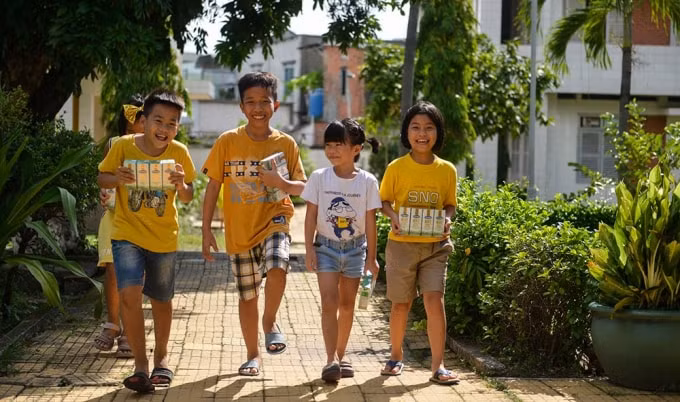 Không riêng gì Trang mà nhiều bạn nhỏ khác cũng hân hoan khi nhận sữa từ chương trình Quỹ sữa Vươn cao Việt Nam và Vinamilk