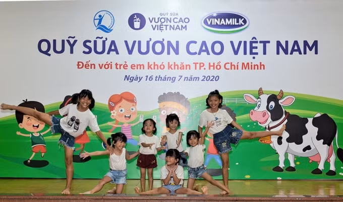 Làng Thiếu niên Thủ Đức, nơi nuôi dưỡng trẻ mồ côi, trẻ có hoàn cảnh đặc biệt khó khăn từ sơ sinh đến 16 tuổi trên địa bàn TP.HCM trở nên nhộn nhịp hơn khi Quỹ sữa Vươn cao Việt Nam và Vinamilk đến thăm và trao tặng sữa. Ngoài việc được thưởng thức những tiết mục văn nghệ vui tươi, những hoạt động giao lưu đầy ắp tiếng cười, các em nhỏ sống tại đây còn được nhận những hộp sữa Vinamilk bổ dưỡng từ chương trình