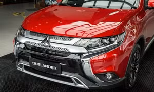 Mẫu xe của Mitsusbishi là chiếc duy nhất trong phân khúc crossover cỡ C trang bị dẫn động hai cầu. Ảnh: internet.