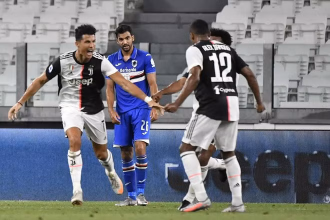 Ronaldo (bên trái) sau khi ghi bàn vào lưới Sampdoria, góp phần mang Scudetto về cho Juventus. Ảnh: internet.