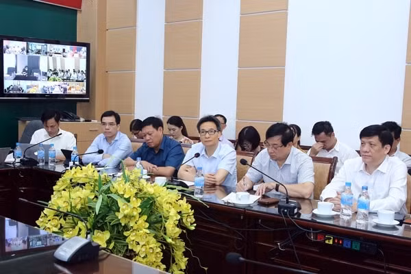 Phó Thủ tướng Vũ Đức Đam họp trực tuyến với các bệnh viện về công tác phòng chống dịch COVID-19, sáng 28/7. Ảnh: VGP