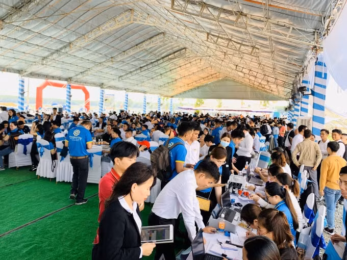 Khoảng 1000 khách hàng đến tìm hiểu cơ hội đầu tư tại khu đô thị Century City vào cuối tuần qua.