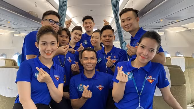 Đoàn tiếp viên cùng phi hành đoàn là đoàn viên thanh niên của Tổng công ty Hàng không Việt Nam