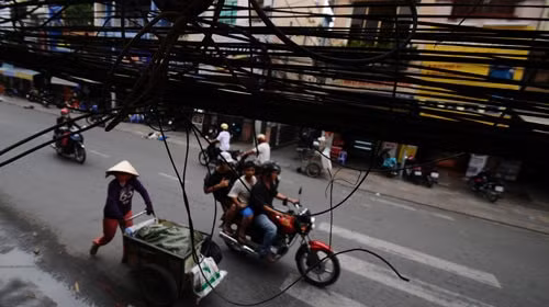 Nam thanh niên nguy kịch vì vướng cáp viễn thông như thòng lọng trên đường. Ảnh minh họa.