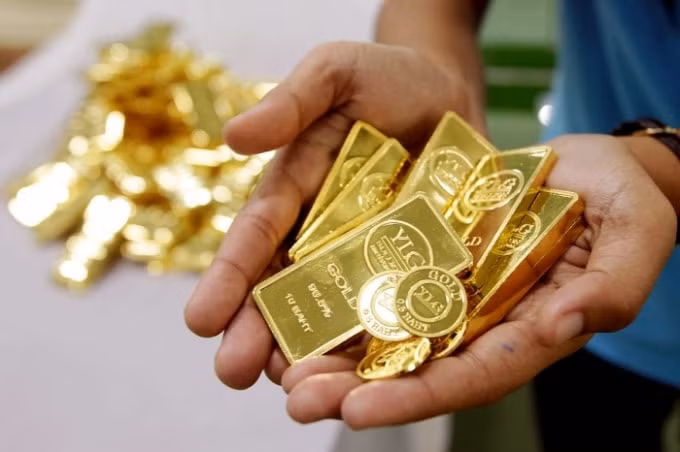 Đồng USD suy yếu đã tạo thêm động lực thúc đẩy giá vàng hôm nay tiếp tục tăng mạnh. Ảnh minh họa.