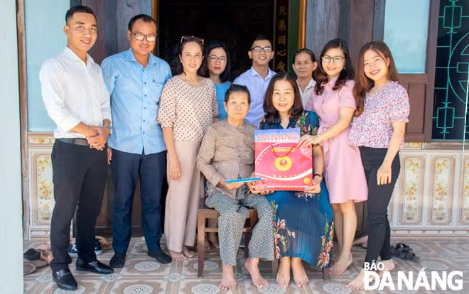 Đoàn Báo Đà Nẵng thăm Mẹ Việt Nam anh hùng Đặng Thị Hợi. Ảnh: Trần Khang