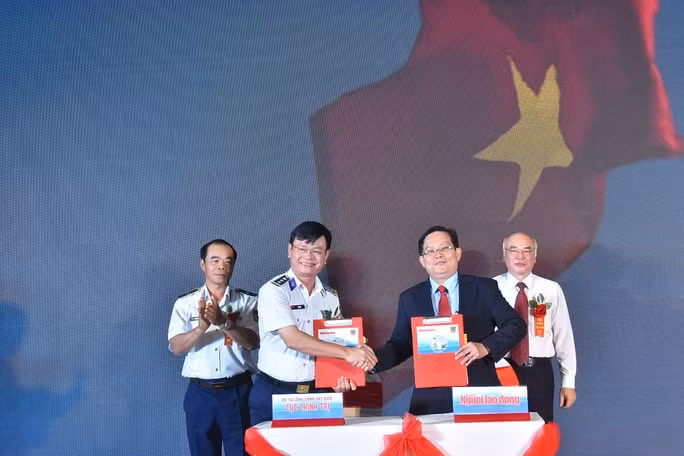 Đại diện Cục Chính trị ký kết Quy chế phối hợp với Báo Người Lao Động. (ảnh: nld.com.vn)