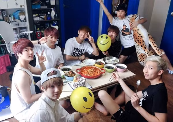 7 thành viên BTS những ngày đầu sống chung trong một căn hộ nhỏ.