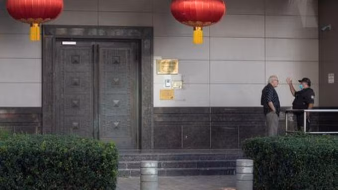 Bên ngoài lãnh sự quán Trung Quốc ở Houston, Mỹ. Ảnh: SI