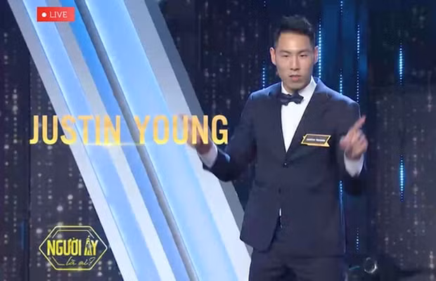 Khoảnh khắc đáng yêu khi Justin Young tạo hình trái tim gửi tới Thiên Tâm khi xuất hiện tại chương trình. Ảnh: internet.