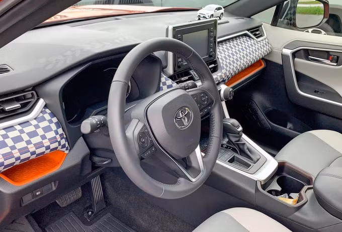 Phần nội thất của RAV4 bản limo trẻ trung hơn so với bản tiêu chuẩn. Ảnh: internet.