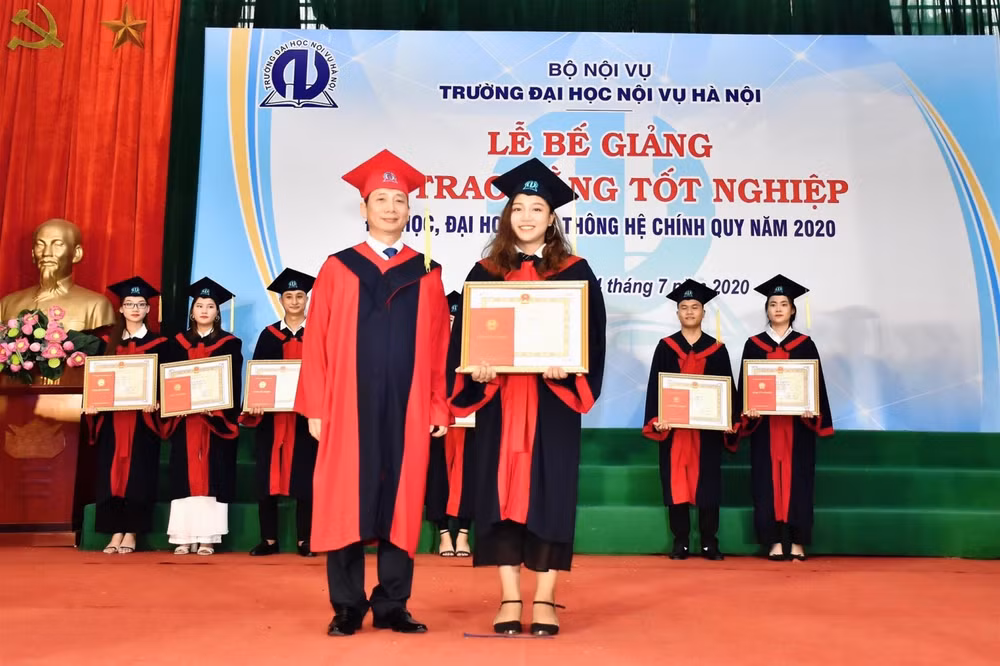 PGS.TS Nguyễn Bá Chiến, Bí thư Đảng ủy, Hiệu trưởng Nhà trường trao khen thưởng cho tân cử nhân có thành tích xuất sắc trong học tập. Ảnh: internet.