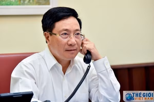 Phó Thủ tướng, Bộ trưởng Ngoại giao Phạm Bình Minh điện đàm với Bộ trưởng Ngoại giao Hàn Quốc Kang Kyung Wha. Ảnh: TG&VN