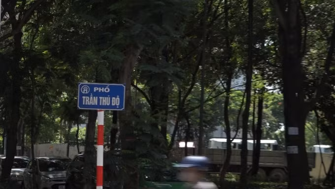 Trên đường Trần Thủ Độ thuộc phường Hoàng Liệt đang tồn tại nhiều bãi xe.