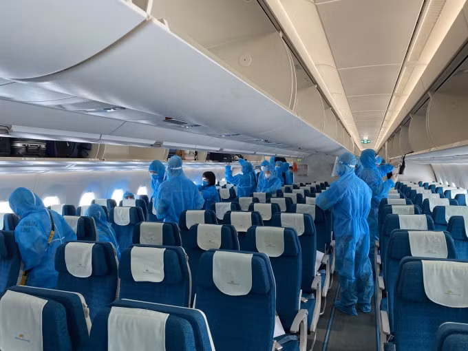 Công tác khử trùng được tiến hành trước và sau chuyến bay