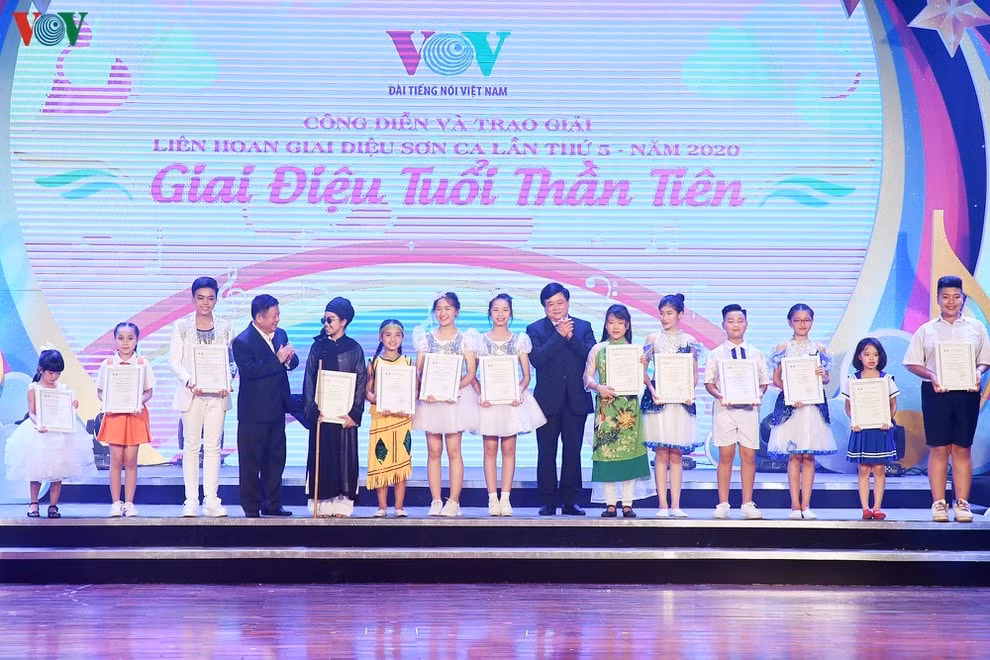 PGS.TS Nguyễn Thế Kỷ và nhạc sĩ Đỗ Hồng Quân trao 12 giải Vàng cho các tiết mục. (ảnh: Hà Phương)