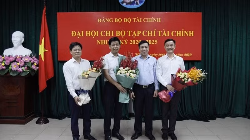 Đồng chí Nguyễn Hữu Thân - Phó Bí thư Thường trực Đảng ủy Bộ Tài chính tặng hoa chúc mừng Chi ủy Tạp chí Tài chính nhiệm kỳ 2020-2025. (ảnh: Trần Huyền)
