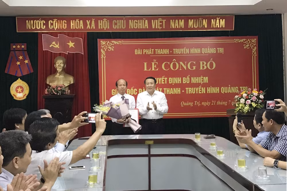Phó Chủ tịch Thường trực UBND tỉnh Hà Sỹ Đồng trao Quyết định bổ nhiệm cho Giám đốc Đài PTTH Quảng Trị Võ Nguyên Thuỷ. (Ảnh Thanh Châu)