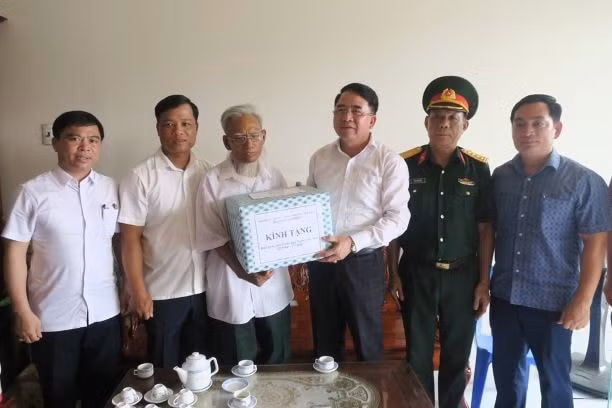 Phó chủ tịch UBND thành phố Lê Khắc Nam tặng quà ông Phạm Văn Mơ, xã Quyết Thắng, huyện Tiên Lãng