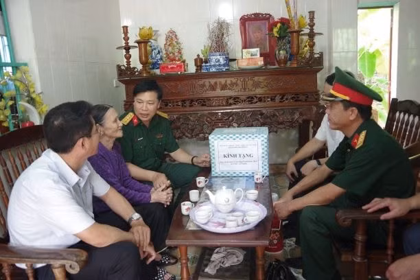 Đại tá Nguyễn Minh Quang, Chỉ huy trưởng quân sự thành phố tặng quà bà Vũ Thị Lù, xã Nghĩa Lộ, huyện Cát Hải.