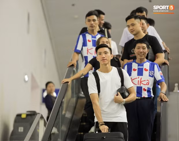 Văn Hậu đang gặp nhiều khó khăn về chuyện tập luyện trước khi trở về Hà Nội FC. Ảnh: Hiếu Lương.